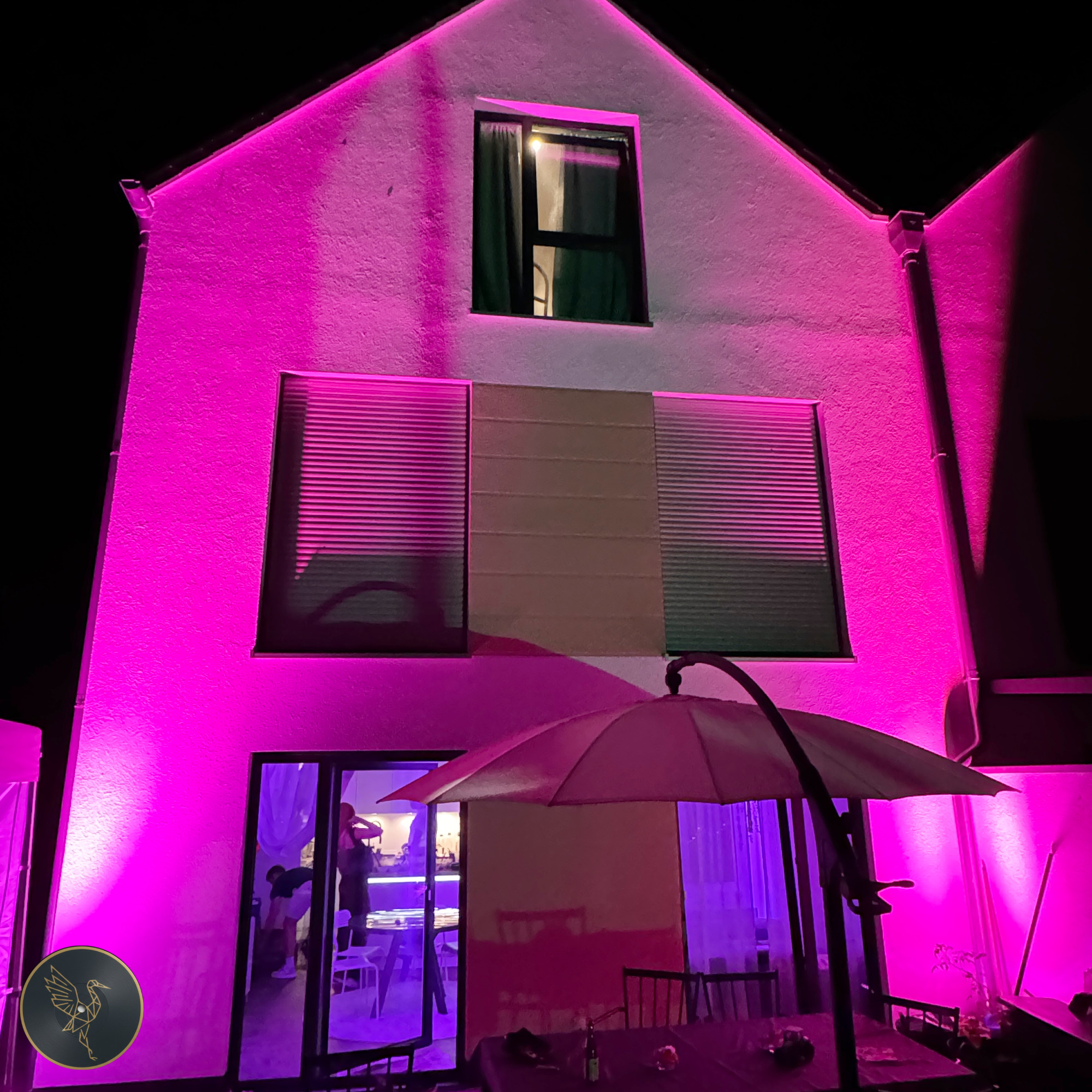 Fassadenbeleuchtung – Gebäude in Magenta