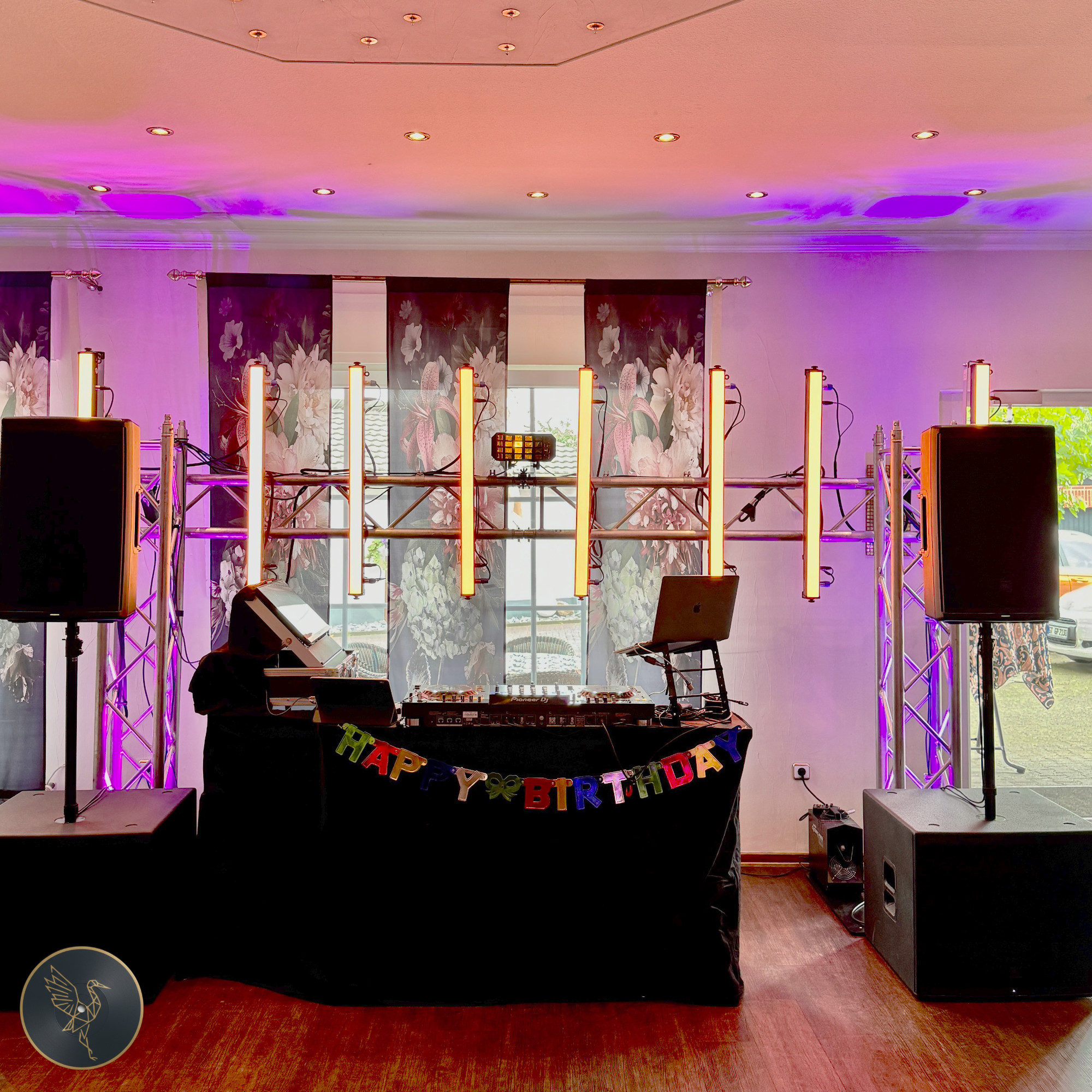 Geburtstagsfeier – DJ-Setup mit lila Ambientbeleuchtung
