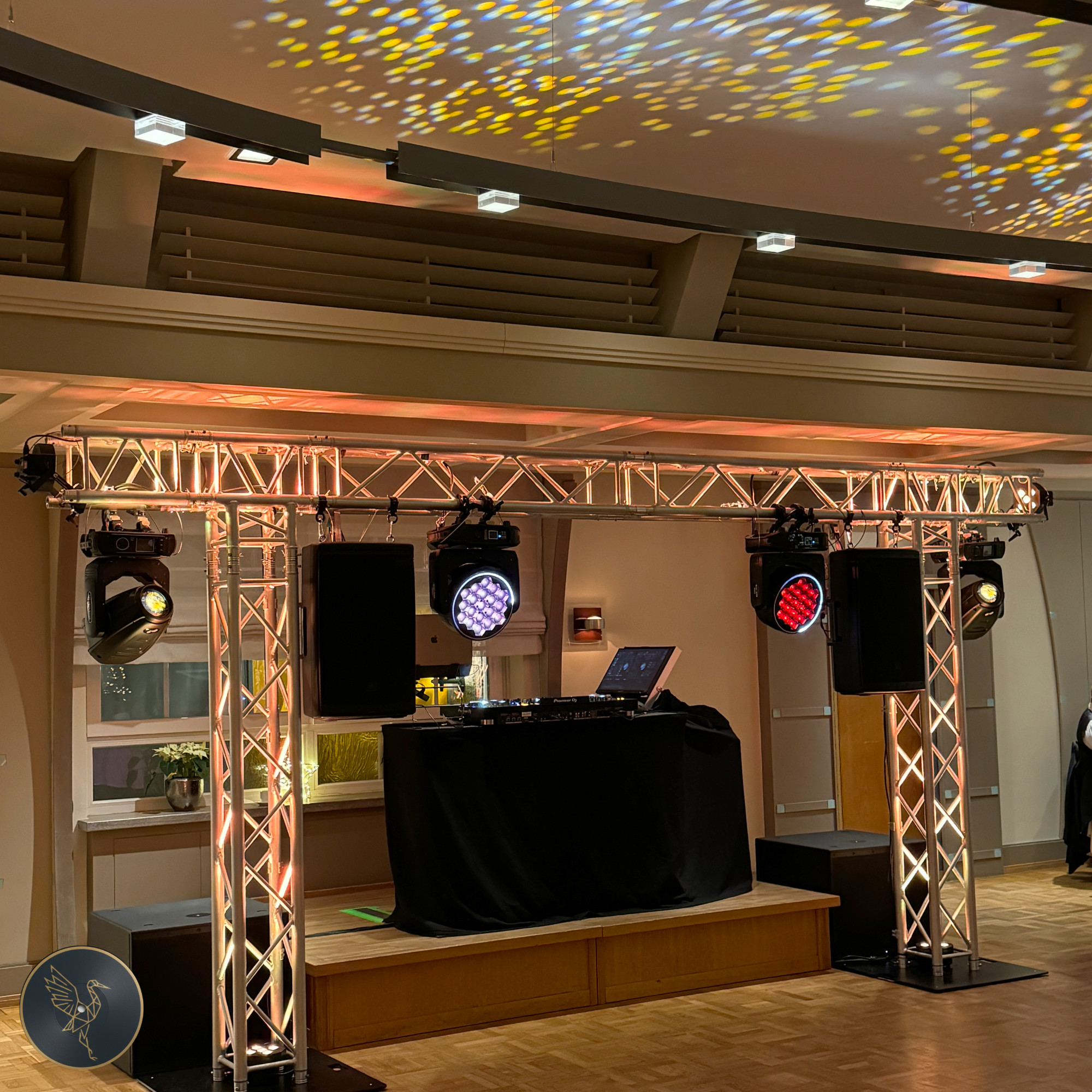 Kaiser Dorfkrug – DJ-Setup mit Goboeffekten