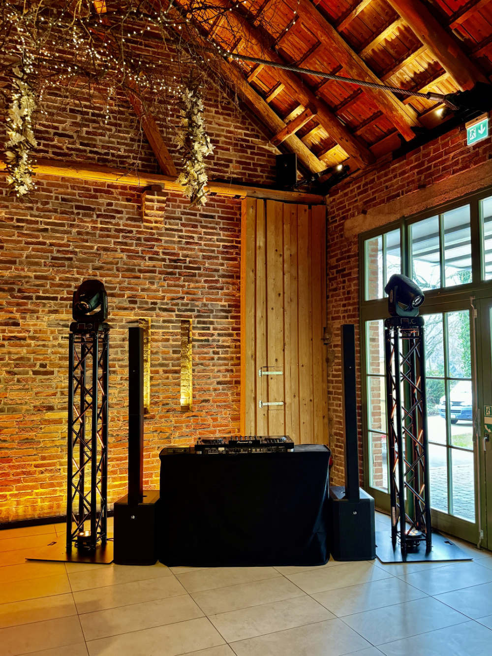 Brüngers Eventlocation & Hotel Rödinghausen mit DJ Setup und Moving Head Lichtshow