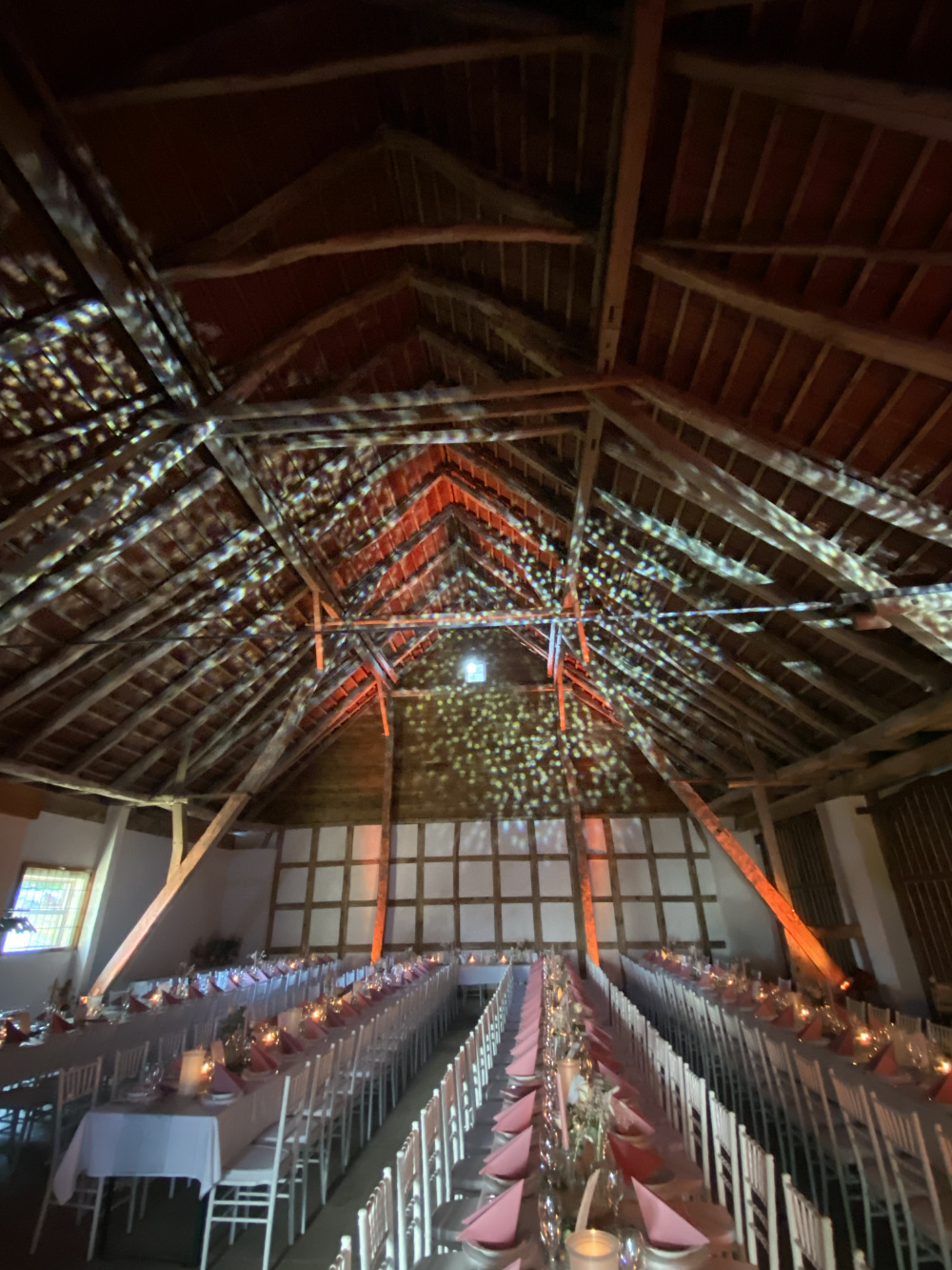Scheunen-Hochzeit mit Moving Head Lichtshow und DJ Equipment