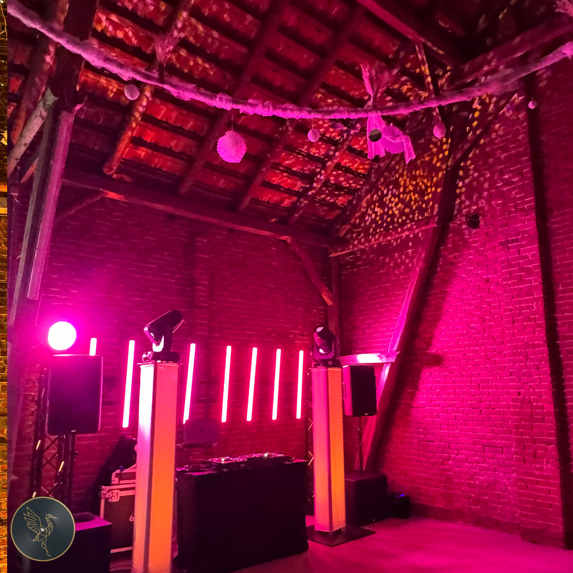 Scheunenhochzeit – Dramatische Lichtshow in Pink