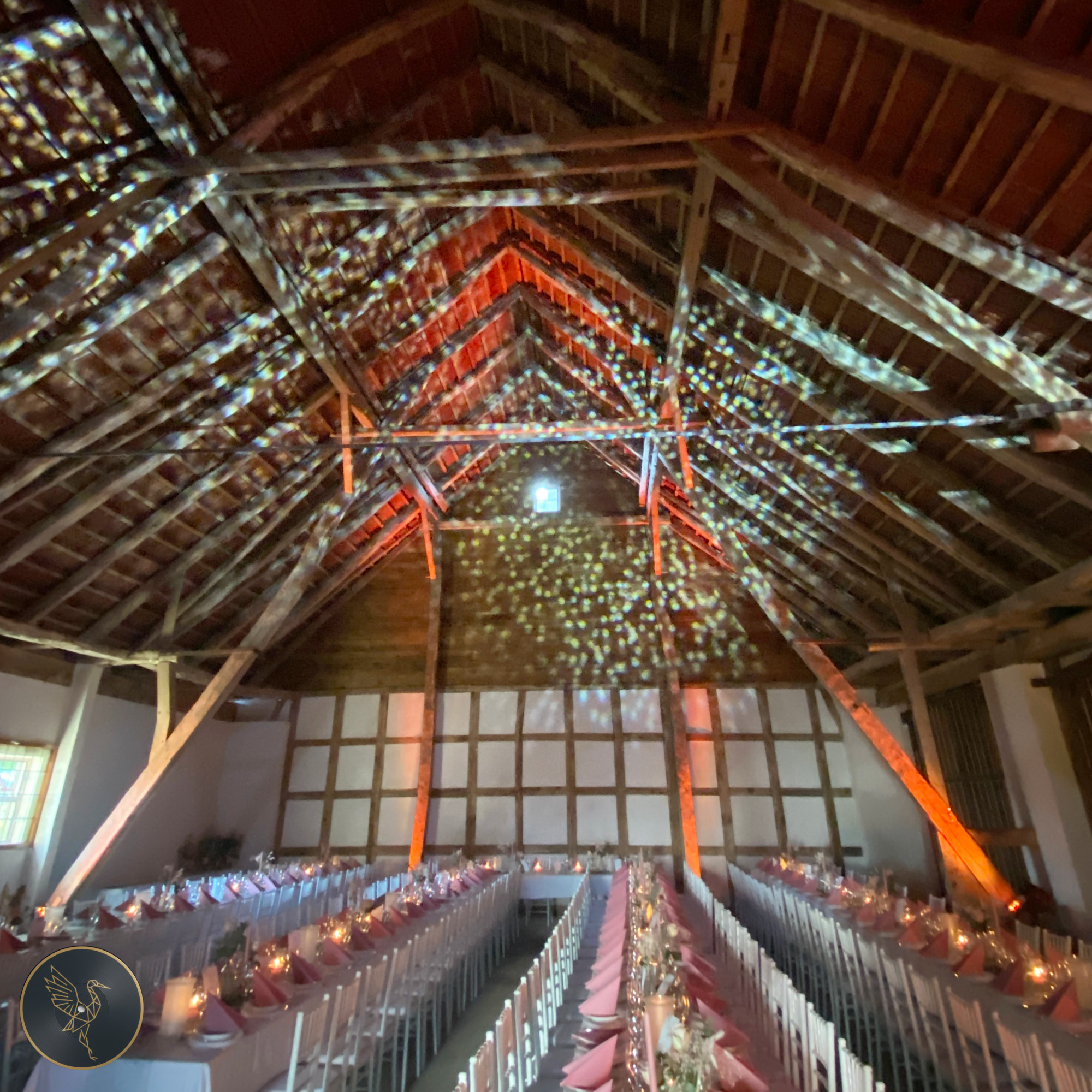 Scheunenhochzeit – Vogelperspektive auf festlich gedeckte Tischreihen