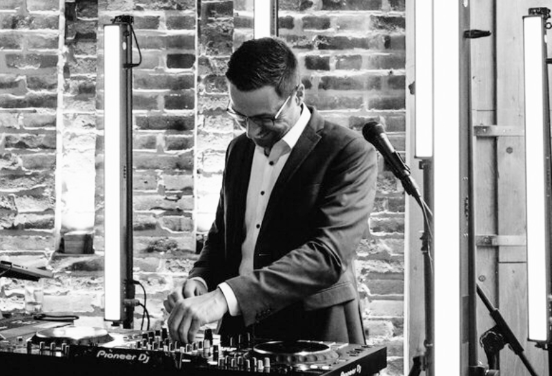 DJ Mike Crane Schwarz-Weiß Portrait