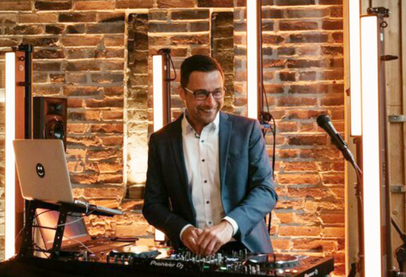 DJ Mike Crane beim DJing mit Pioneer Equipment und Moving Head Lichtshow